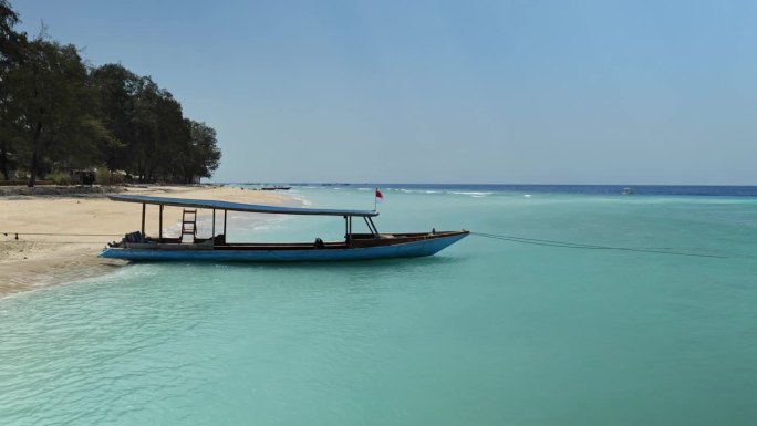 在印度尼西亚龙目岛的吉利群岛，热带沙滩上有绿松石般的海水