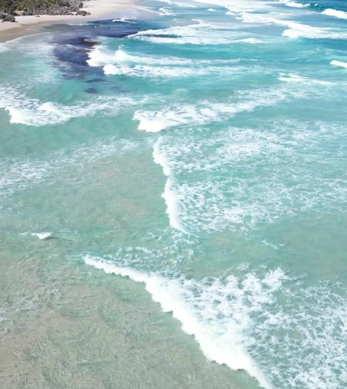 阳光明媚的一天，澳大利亚卡尔巴里蓝洞海滩上空的无人机镜头