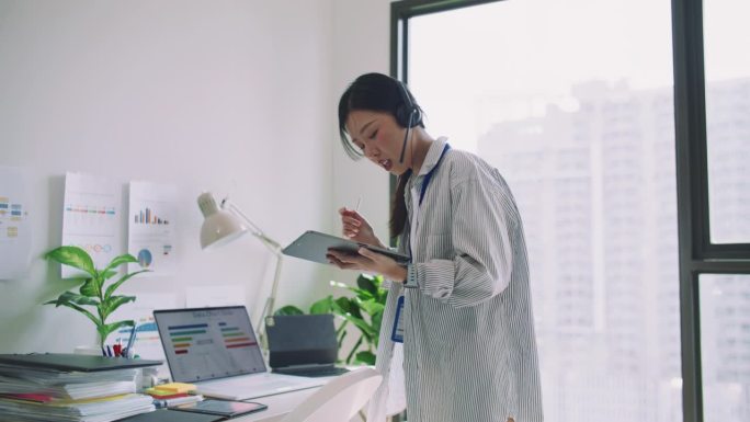 亚洲女商人在线会议与客户使用笔记本电脑