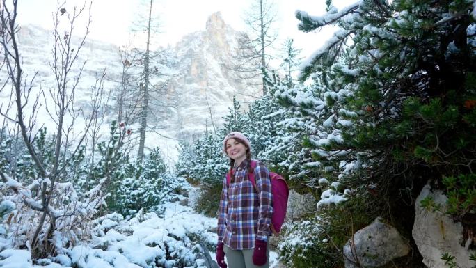 冬天在白雪覆盖的白云石徒步旅行的妇女