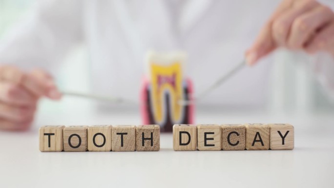 单词蛀牙和牙医在牙科诊所用牙齿