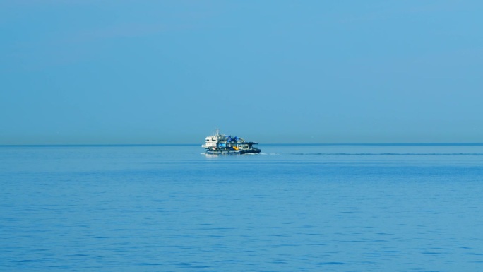 渔船拖网渔船在海上的一天。船航行近距离渔船。不动。
