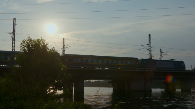 午后阳光绿皮火车过桥