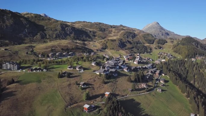 鸟瞰Riederalp，瑞士瓦莱州的无车山村。