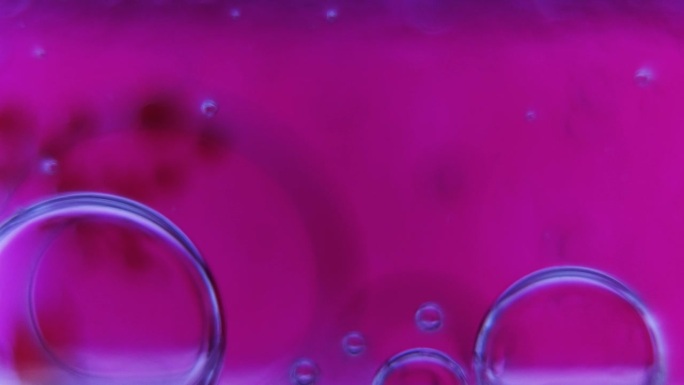 在微观世界中，液体气泡是由小气泡聚集并合并成大气泡形成的。