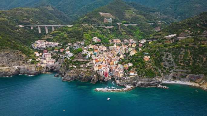 鸟瞰Riomaggiore村，这是意大利利古里亚拉斯佩齐亚省五渔村的五个村庄之一