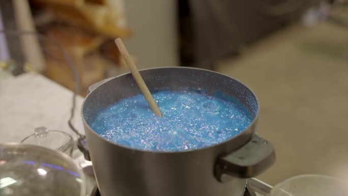 蓝色糖浆在锅里沸腾