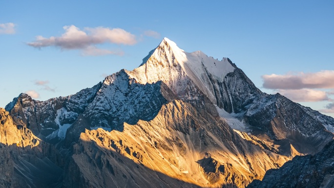 稻城亚丁夏诺多吉雪山