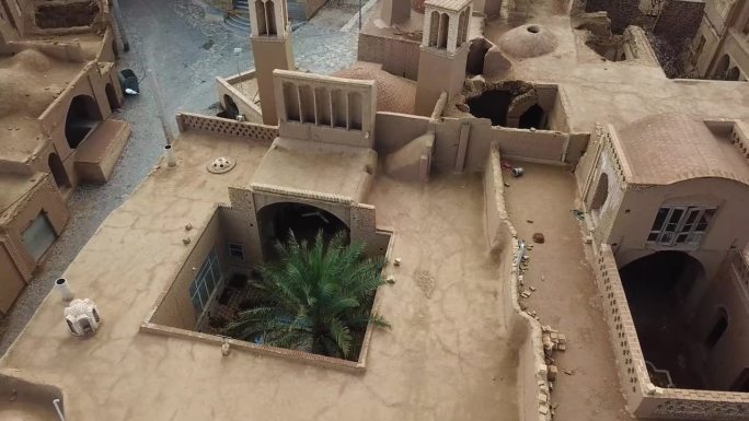 飞越历史建筑泥砖村落建筑设计沙漠生态材料在炎热的中东沙特气候的小屋度假住宿粘土捕风器被动设计
