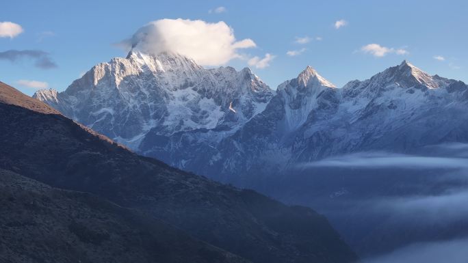 四姑娘山日照金山