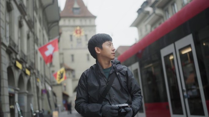 亚洲网红们喜欢在瑞士度假时游览著名城市和建筑风格的步行街。
