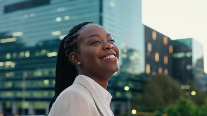 商业女性，在城市户外有远见和微笑，对创业、目标或招聘有想法和思考。非洲人，面对纽约的新机会，成长或事