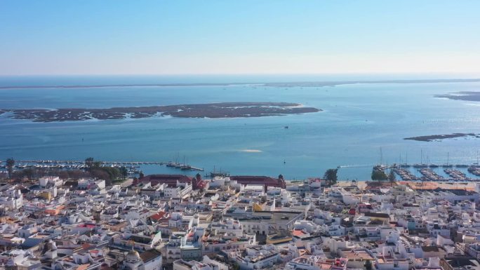 葡萄牙南部城镇奥尔豪的无人机画面。库拉特拉岛和阿莫纳岛的景色。