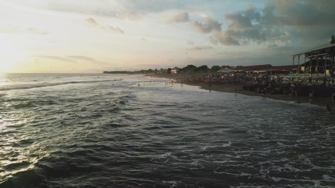 日落时巴厘岛海滩的鸟瞰图