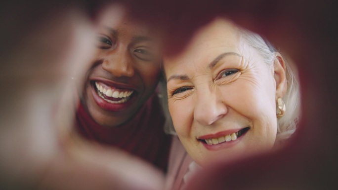 老年妇女，照顾者和自拍与脸，心的手和退休与微笑，结合和支持。老人，非洲照顾者和快乐的记忆与摄影，头像