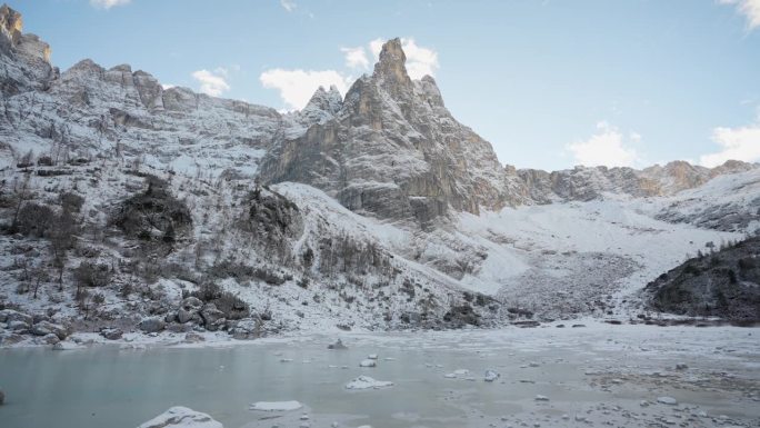 冬天日落时，白云石地区白雪覆盖的索拉皮斯湖