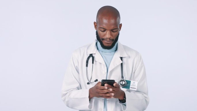 医疗保健、电话和一名男医生在诊断研究工作室的白色背景上思考。医疗，联系和短信与年轻的医学专业人士使用