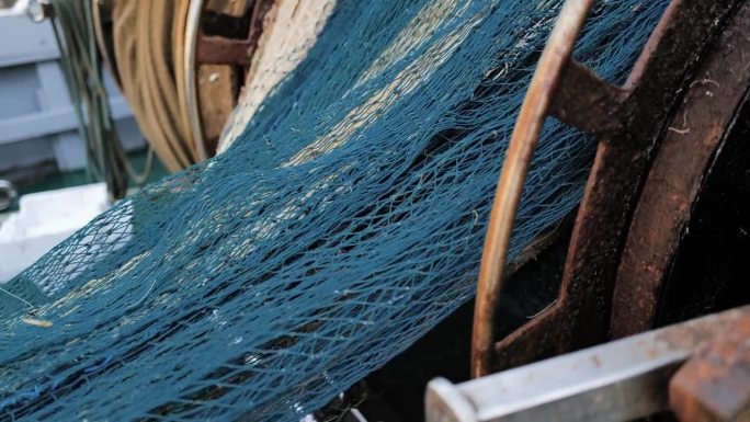 拖网工业渔网从地中海海上船只