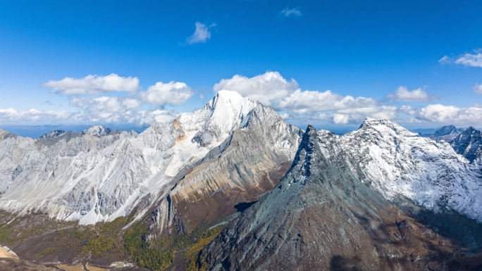 稻城亚丁夏诺多吉雪山