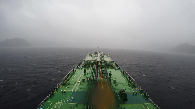 穿越麦哲伦海峡的油轮正在下雪