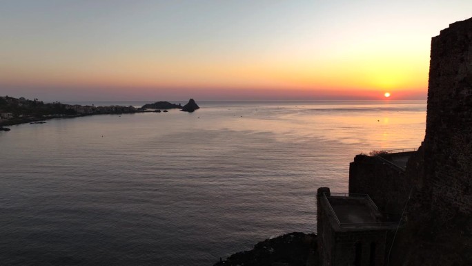 阿奇城堡和背景是阿奇雷扎的独眼巨人岛。意大利西西里岛