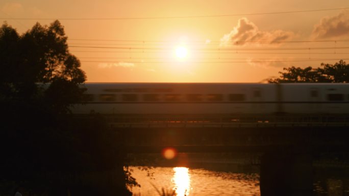 夕阳动车经过