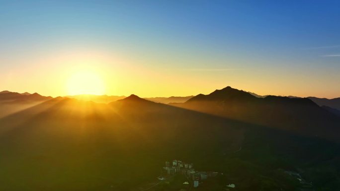乡村晨雾日出森林阳光晨曦穿透山雾