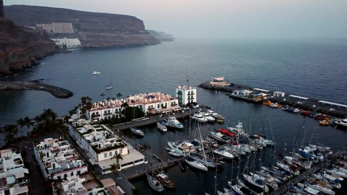 位于大加那利岛Mogán镇的海港，有房屋和停泊的船只