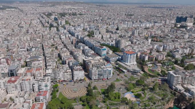 大都市的鸟瞰图。数以百计的多层公寓楼或酒店靠近海岸。土耳其安塔利亚