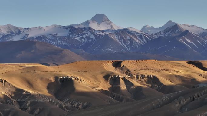 航拍黄昏时西藏札达县的雪山