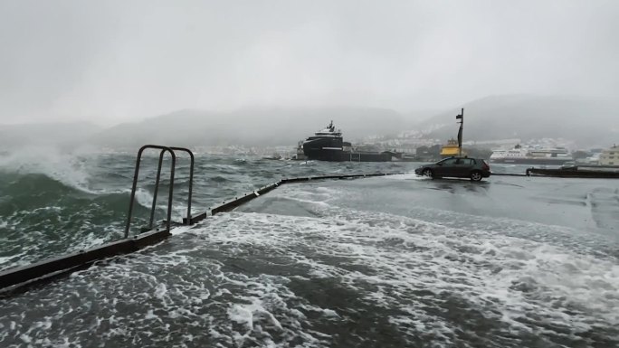 卑尔根的暴风和汹涌的大海:极端的天气条件
