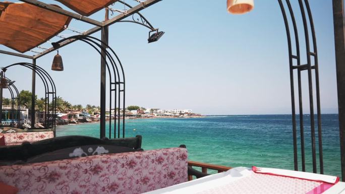 白天，从海滩餐厅的阳台露台向达哈卜市堤岸眺望