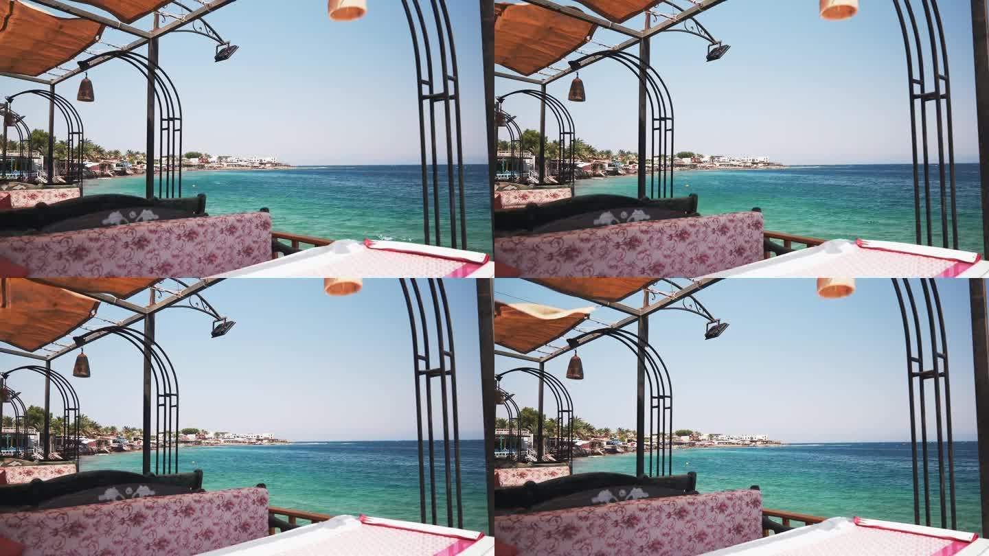 白天，从海滩餐厅的阳台露台向达哈卜市堤岸眺望