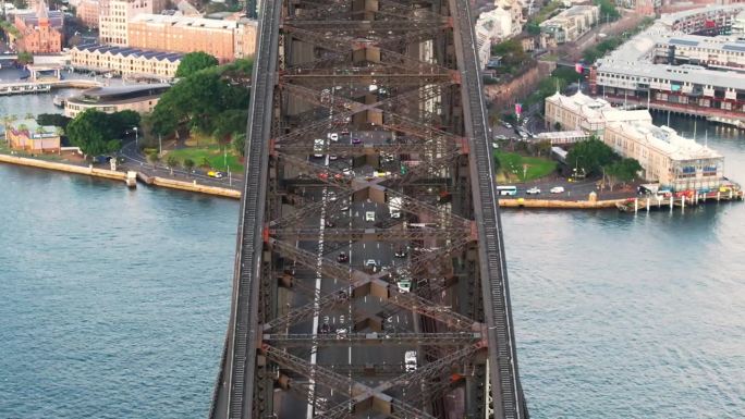 澳大利亚新南威尔士州悉尼海港大桥的4K无人机鸟瞰图。