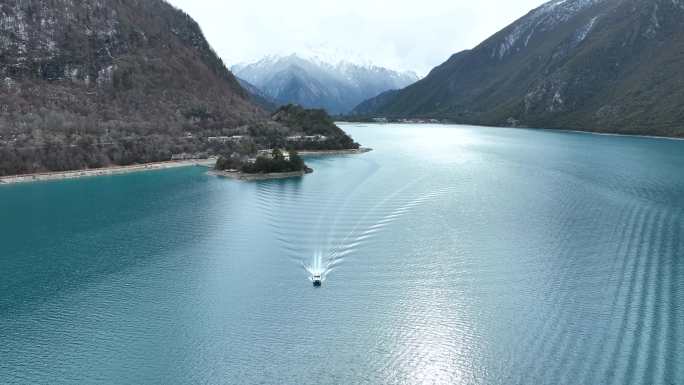 西藏林芝巴松措景区的雪山湖泊帆船航拍风光