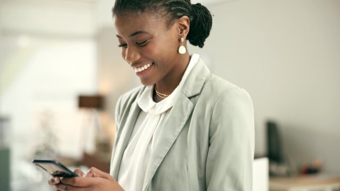 商务，办公室和黑人女性用手机打字，微笑着用社交媒体，电子邮件和联系方式。非洲人，快乐的顾问或企业家，
