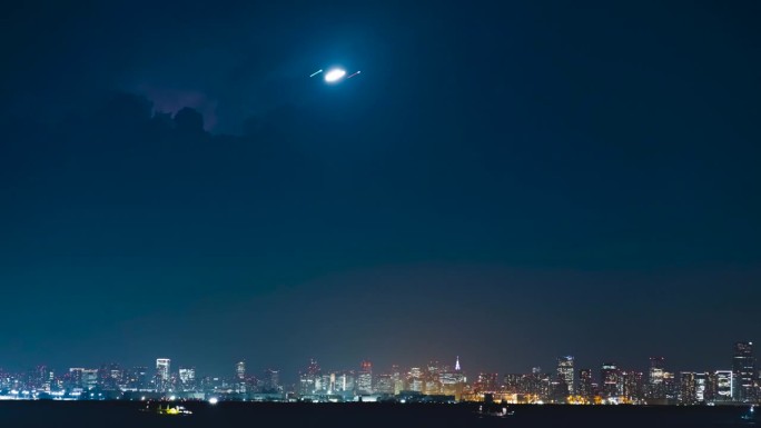 东京城市夜景，闪电闪烁