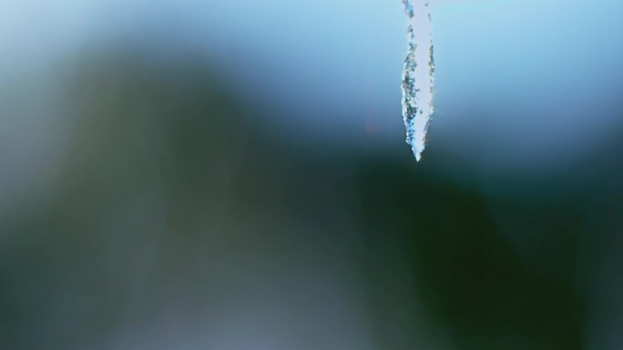 冰雪融化晶莹剔透冰挂一滴水珠水滴特写