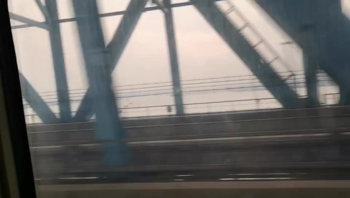 高铁上看长江