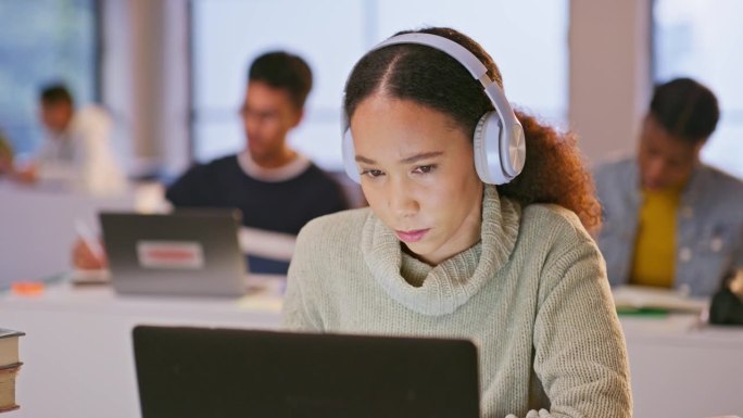 耳机，电脑和女人在教室里听音乐，播放列表或专辑在大学。科技、笔记本电脑和女学生在大学里做流媒体歌曲或
