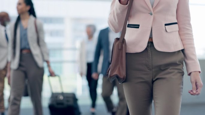 办公室，旅行和商务女性带着包走路上班，到达和工作场所的旅程。企业、专业及会议、展会女性特写