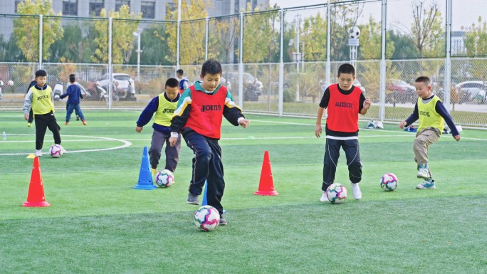 足球班训练 小朋友足球训练