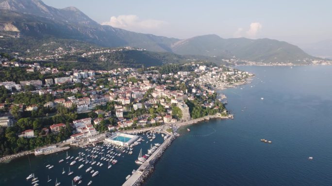 航拍:Škver港口，黑尔切格诺维，黑山，有船和山