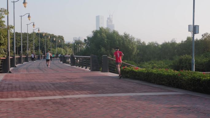 深圳湾晨跑骑车的人群