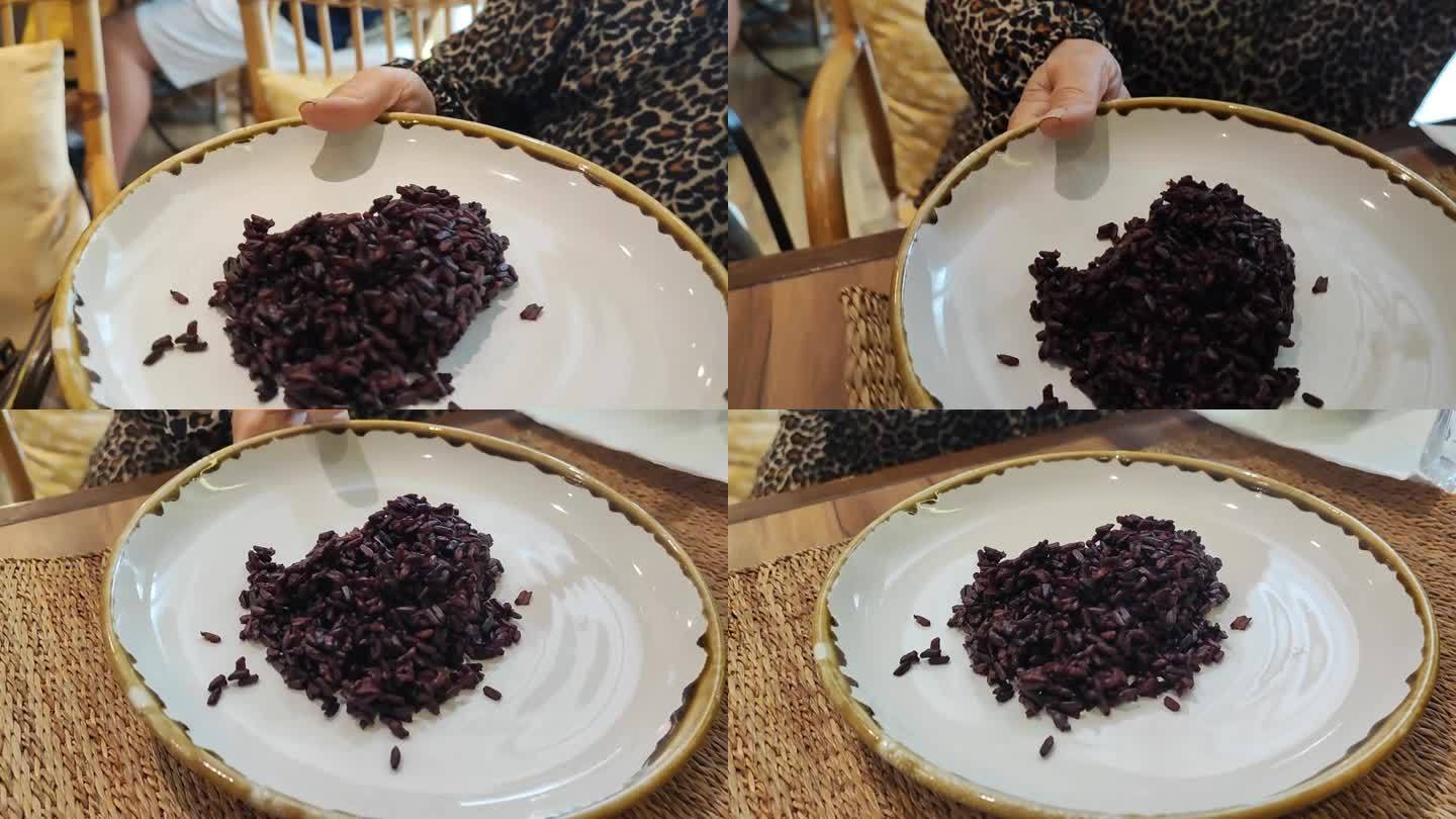 米莓蒸米饭在一个白色的陶瓷