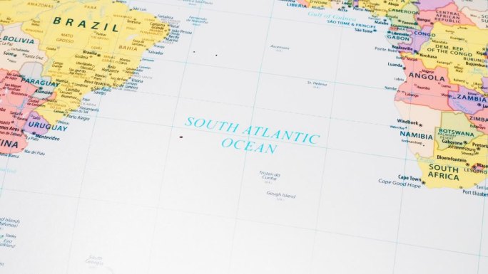 世界地图上“南大西洋”一词的特写，并附有首都的详细名称。相机变焦。