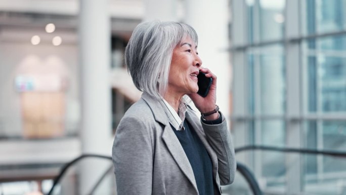 谈话，公司和一个成熟的女人在电话中进行业务，网络或交谈。办公室，工作和亚洲经理或公司首席执行官通过手