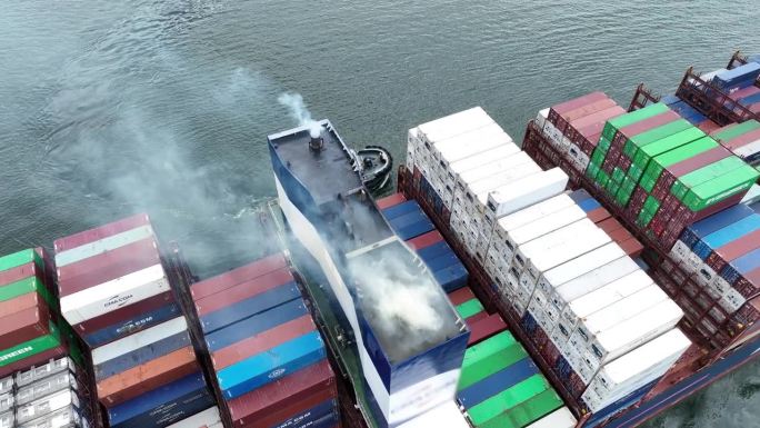 大型货轮、集装箱船、船用柴油机燃烧产生的废气、船舶运输产生的废气排放、大气污染。温室效应。