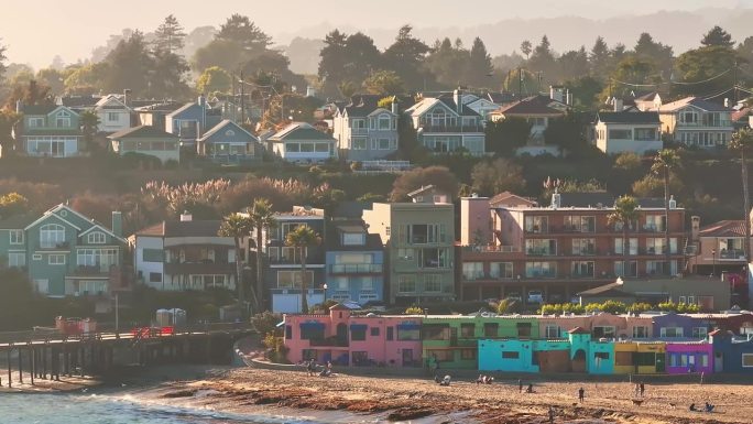 色彩缤纷的住宅区Capitola威尼斯法院在加利福尼亚海岸，美国。