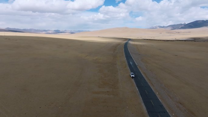 航拍西藏阿里地区荒漠中的219国道
